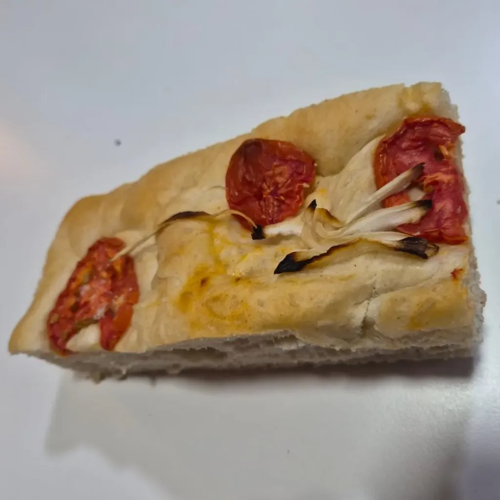 Focaccia en Placa Tomate y Romero